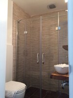 Ducha, artículos de tocador gratuitos, secador de pelo, bidet