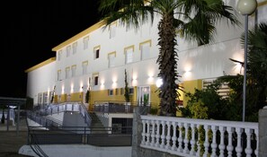 Fassade der Unterkunft – Abend/Nacht