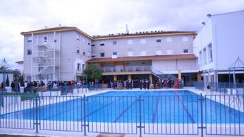 Kolam renang terbuka bermusim