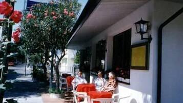 Breakfast, lunch and dinner served