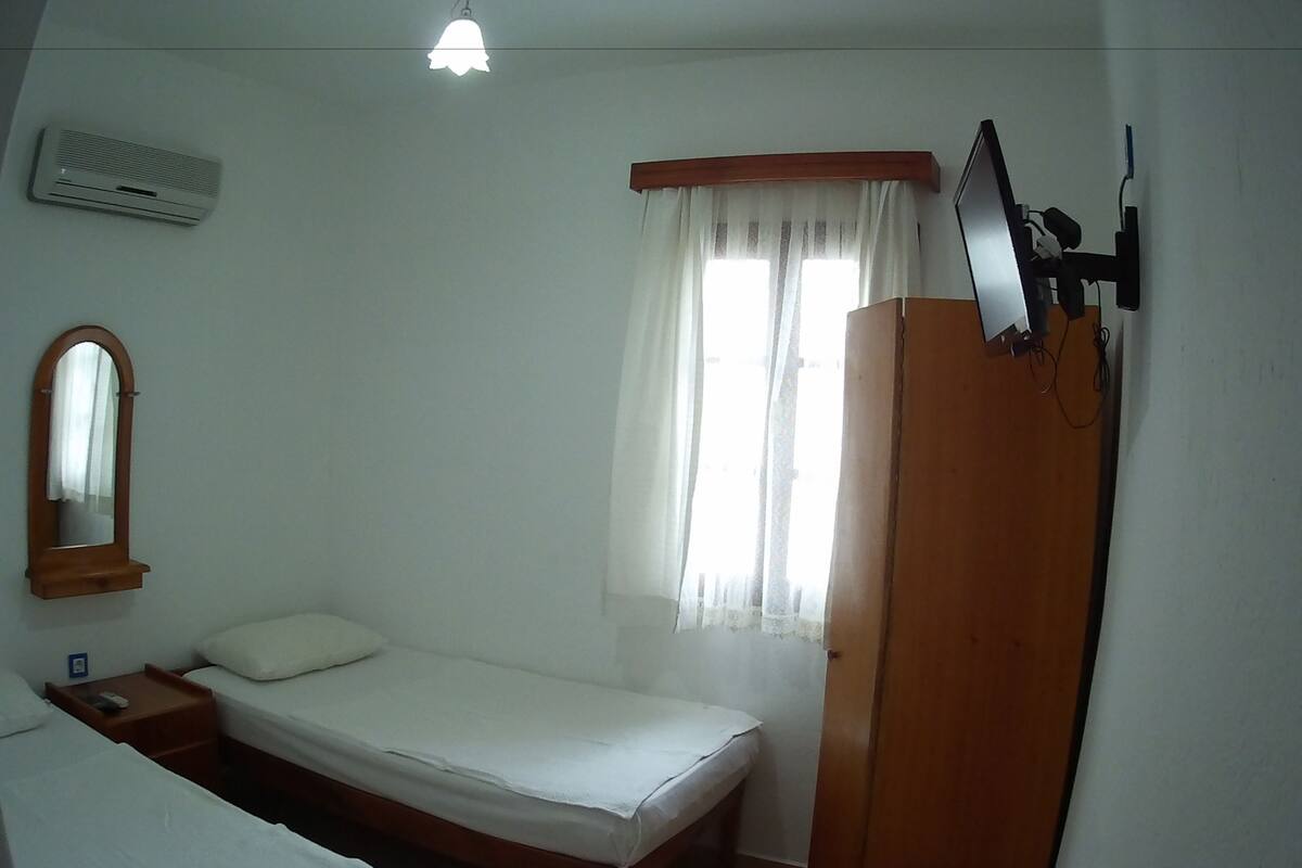 Classic Double or Twin Room, 1 Bedroom | Premium bedding, in-room safe, laptop workspace, soundproofing