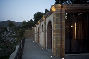 Fassade der Unterkunft – Abend/Nacht