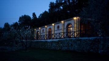 Fassade der Unterkunft – Abend/Nacht