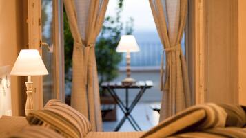 Superior-Doppel- oder -Zweibettzimmer | Individuell dekoriert, individuell eingerichtet, Schreibtisch