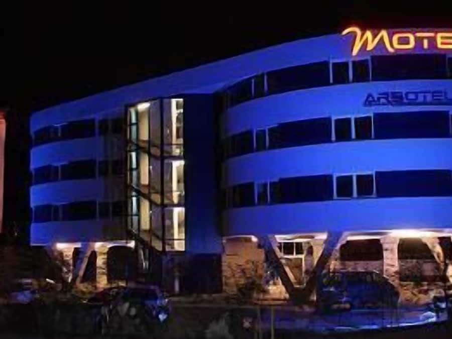 Voorkant accommodatie - avond/nacht