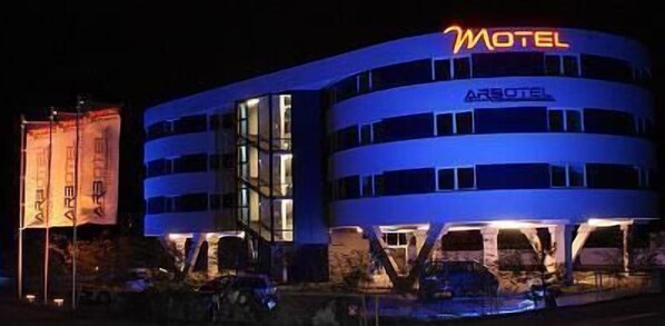Front of property – evening/night - Arbotel (Gratkorn)