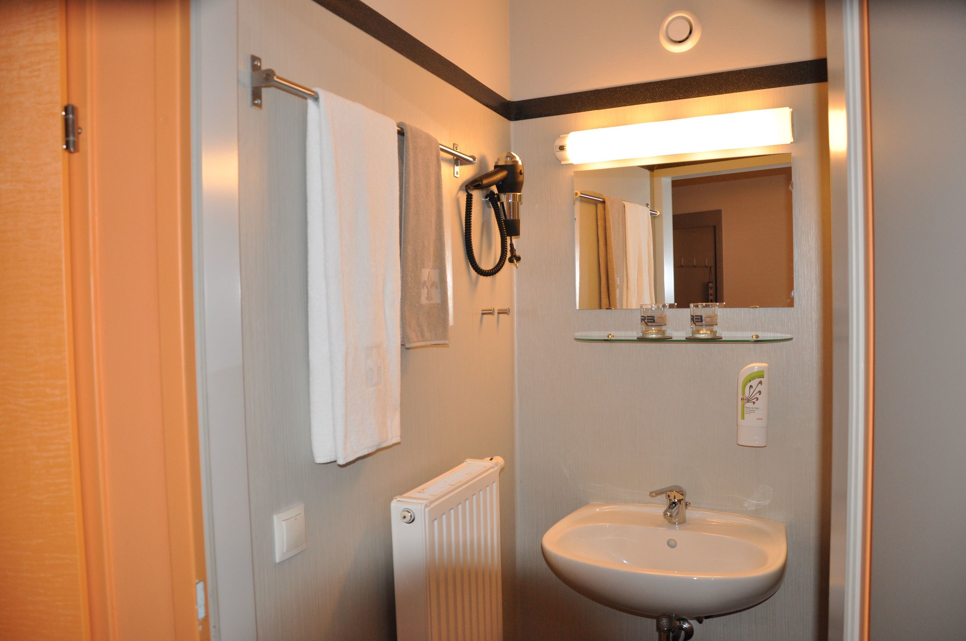 standard double room | bathroom amenities | shower, hair dryer, towels