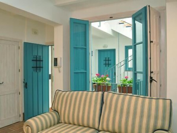 Design Studio, 1 Bedroom | Living area