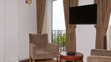 Artículos del minibar gratis y caja de seguridad en la habitación