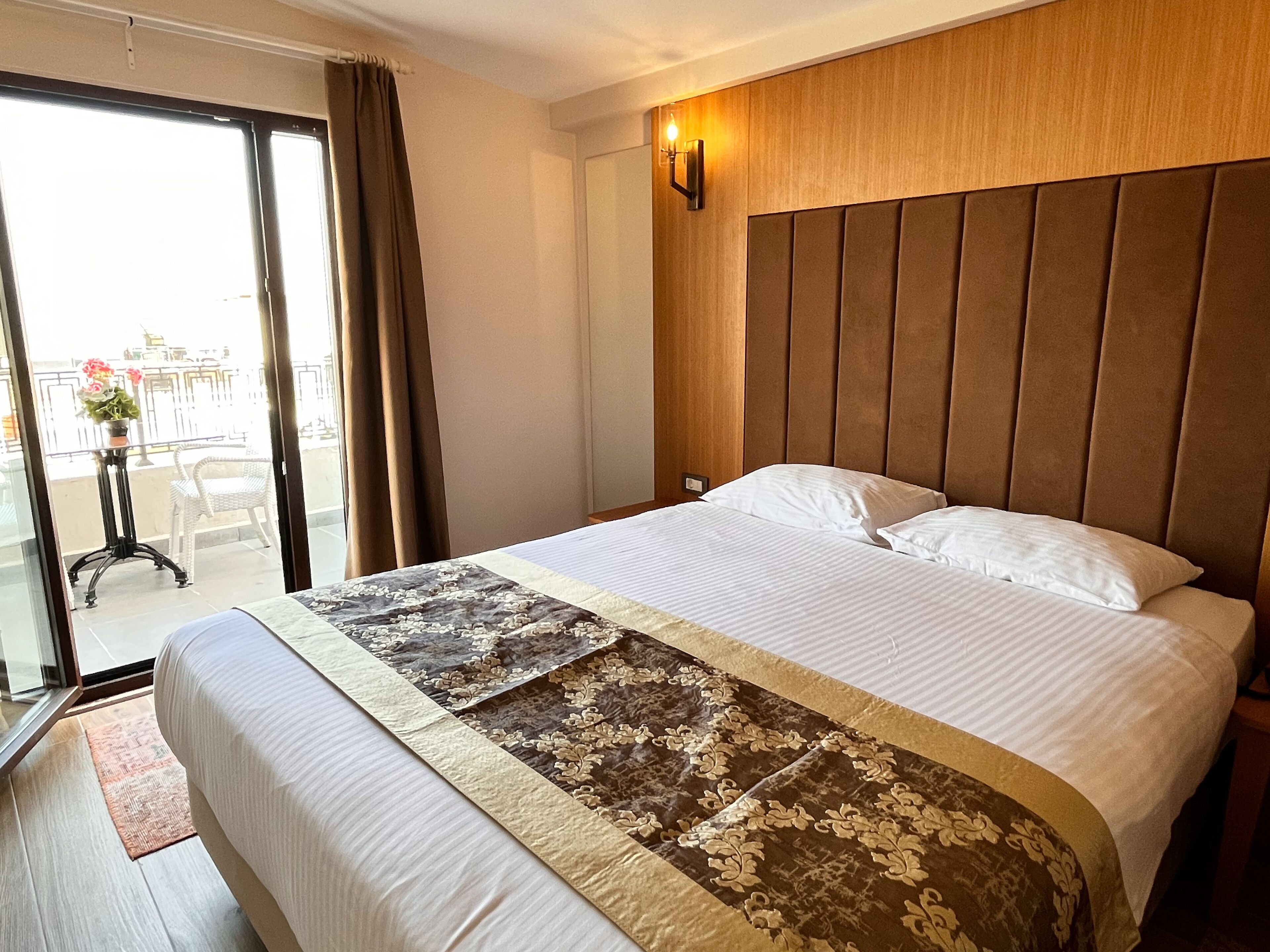 superior double room, balcony, sea view | free minibar items, in-room safe, soundproofing, iron/ironing board