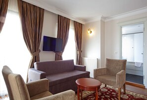 Een minibar met enkele gratis items, een kluis op de kamer