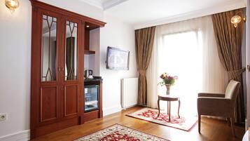 Artículos del minibar gratis y caja de seguridad en la habitación