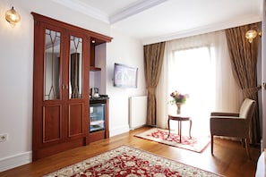 Artículos del minibar gratis y caja de seguridad en la habitación 