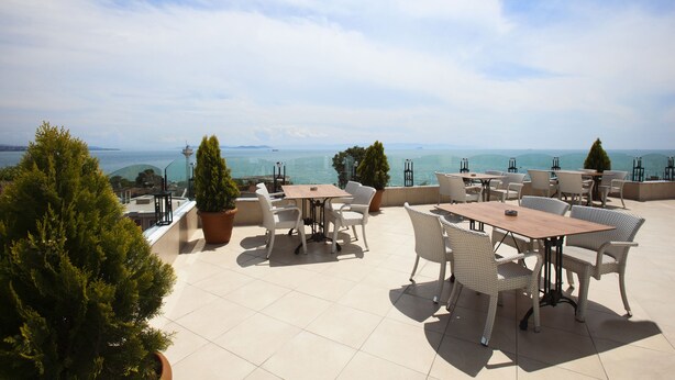 Terraza en la azotea con mobiliario exterior y vistas al mar.