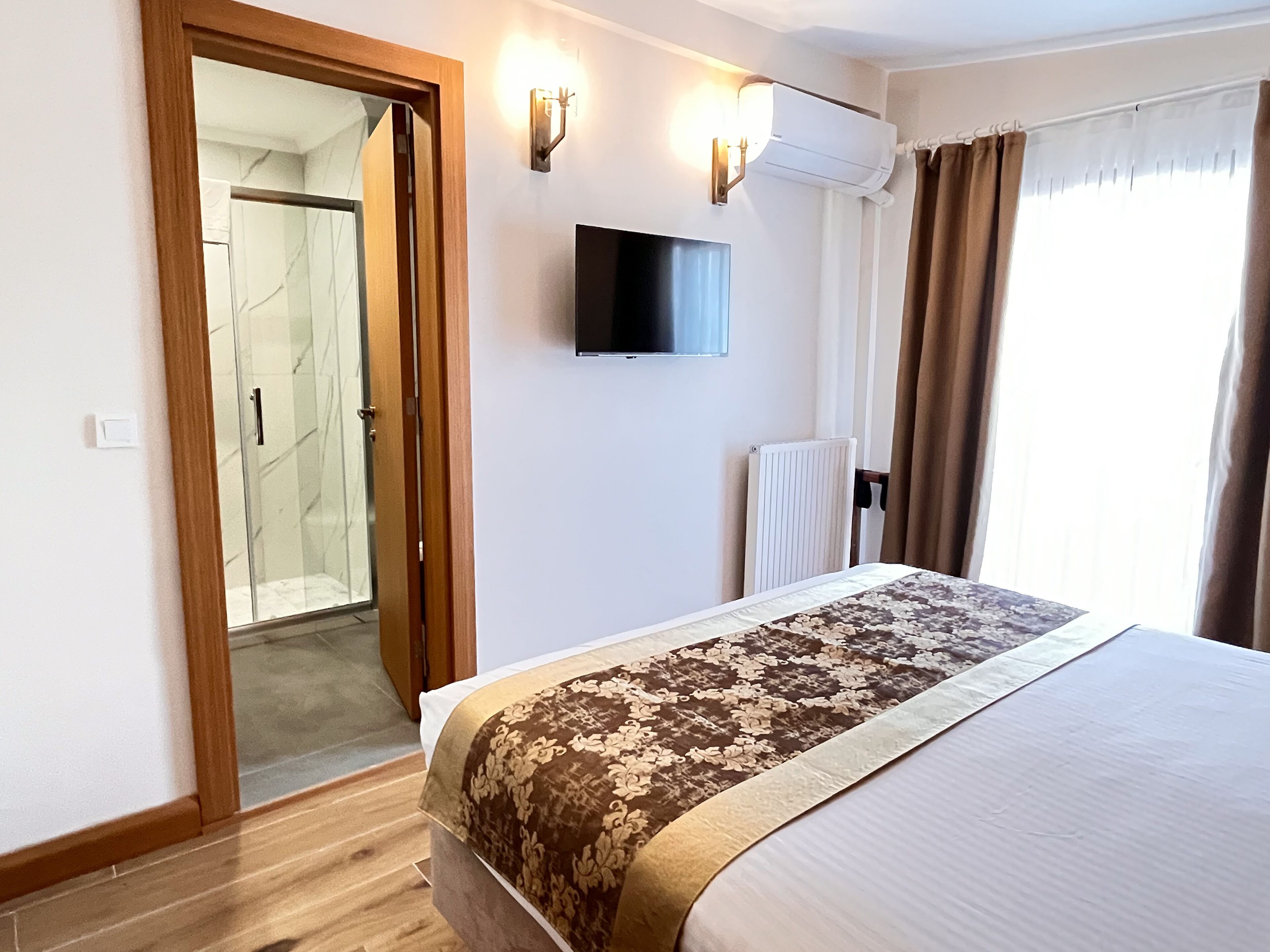 Habitación doble superior, balcón, vista al mar | Artículos del minibar gratis y caja de seguridad en la habitación 
