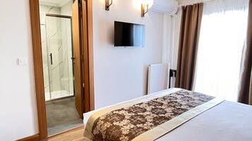 Habitación doble superior, balcón, vista al mar | Artículos del minibar gratis y caja de seguridad en la habitación