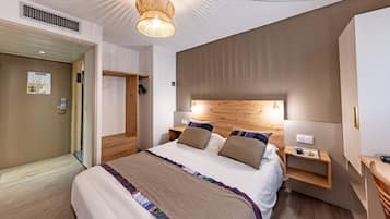 Minibar, caja de seguridad en la habitación y escritorio