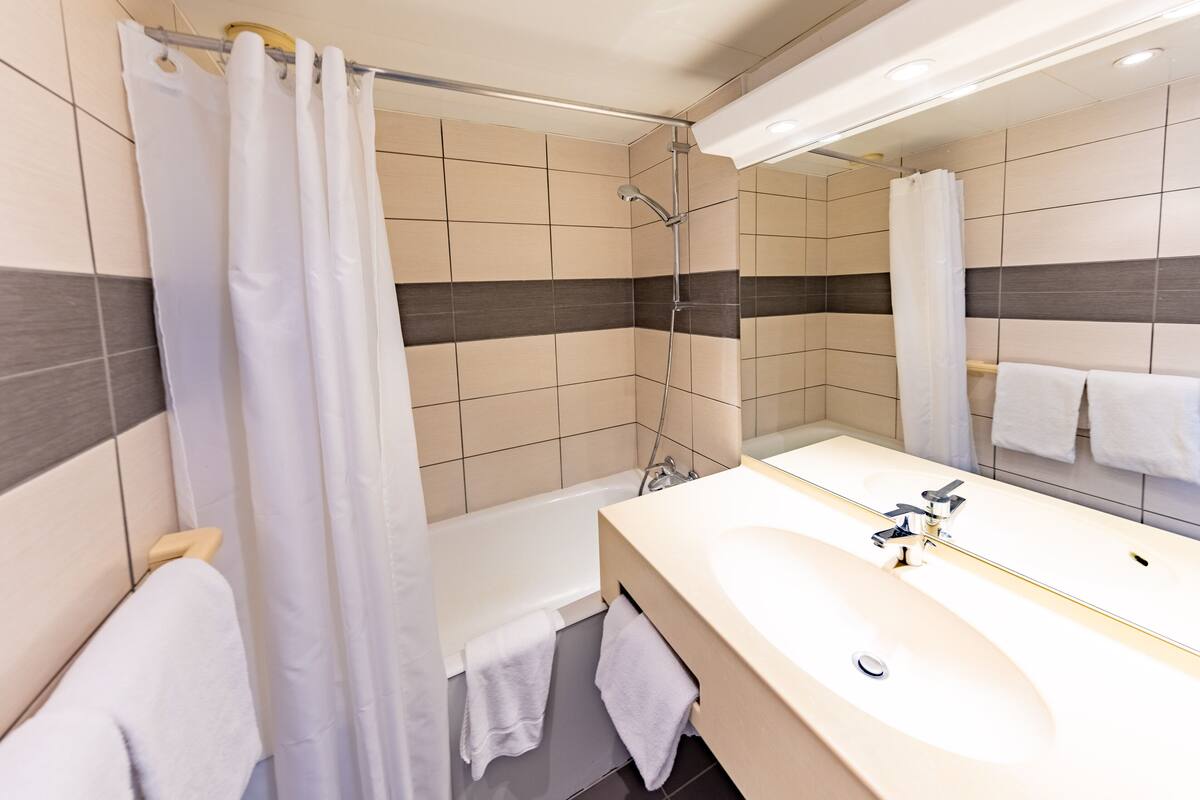 superior double room | minibar, in-room safe, desk, soundproofing