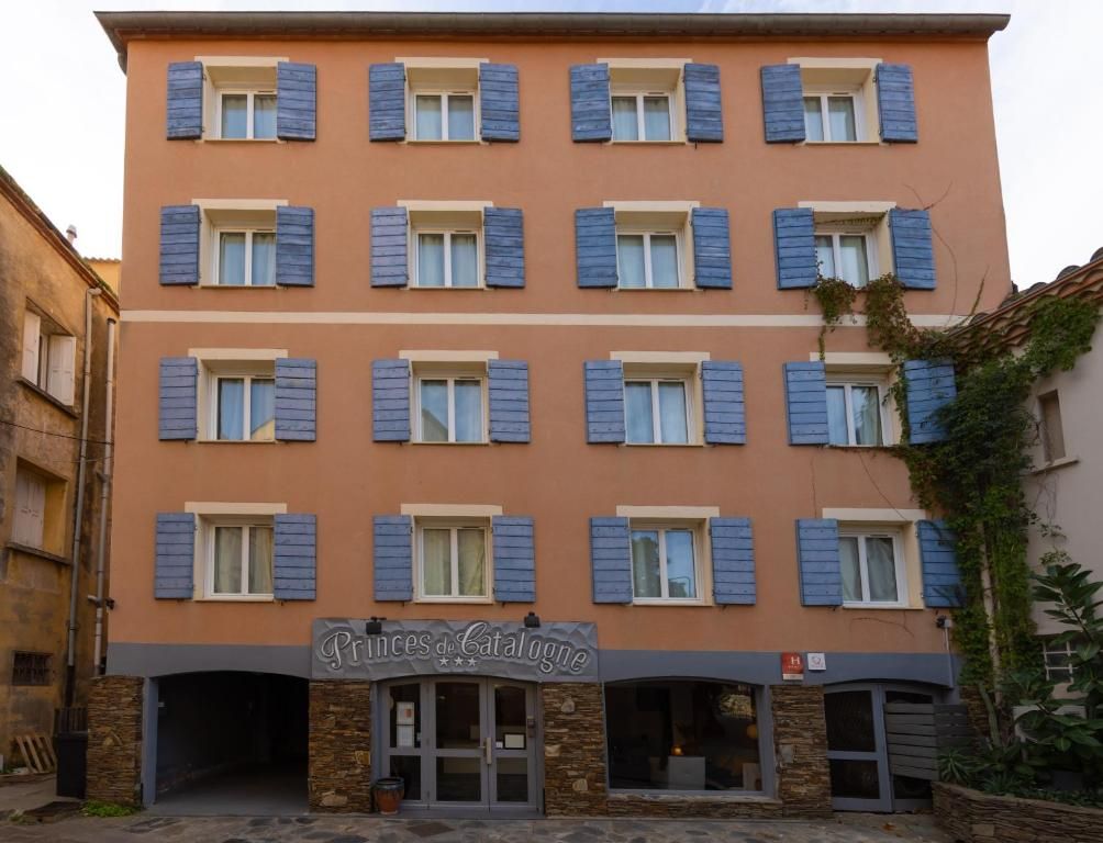 A multi-story hotel with a sign reading 'Princess de Catalogne' at the ground level.
