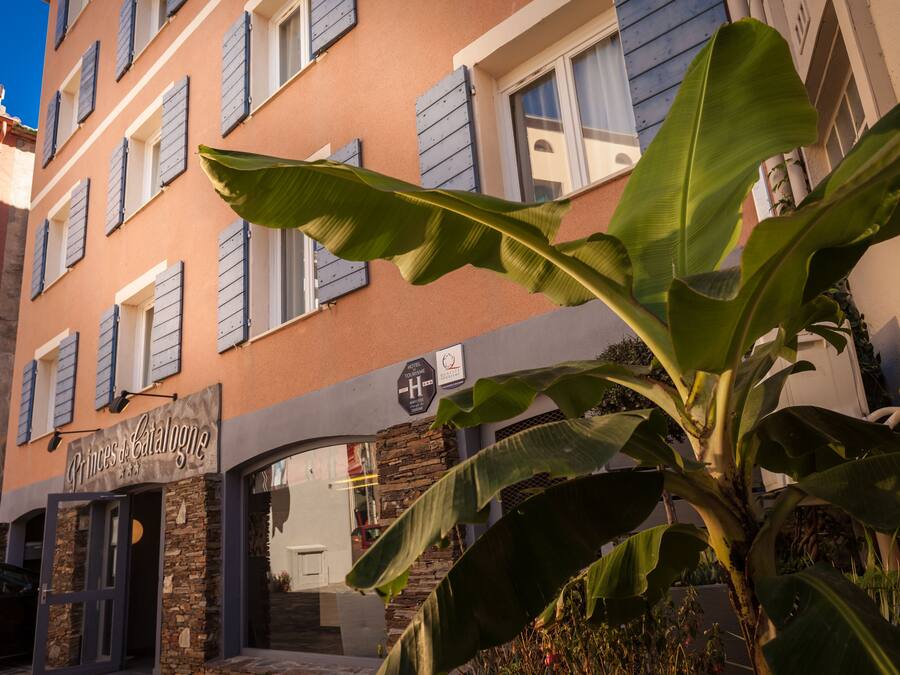 Vista frontal de la propiedad