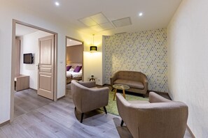 Familie suite | Een minibar, een kluis op de kamer, een bureau, geluiddichte muren