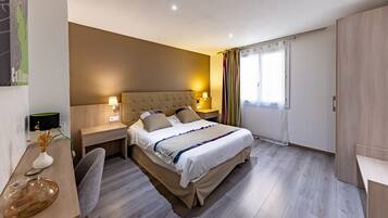 Family Suite | Minibar, in-room safe, desk, soundproofing