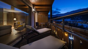A balcony with a view of a snowy landscape at dusk. - Hotel Baita Montana (Livigno)
