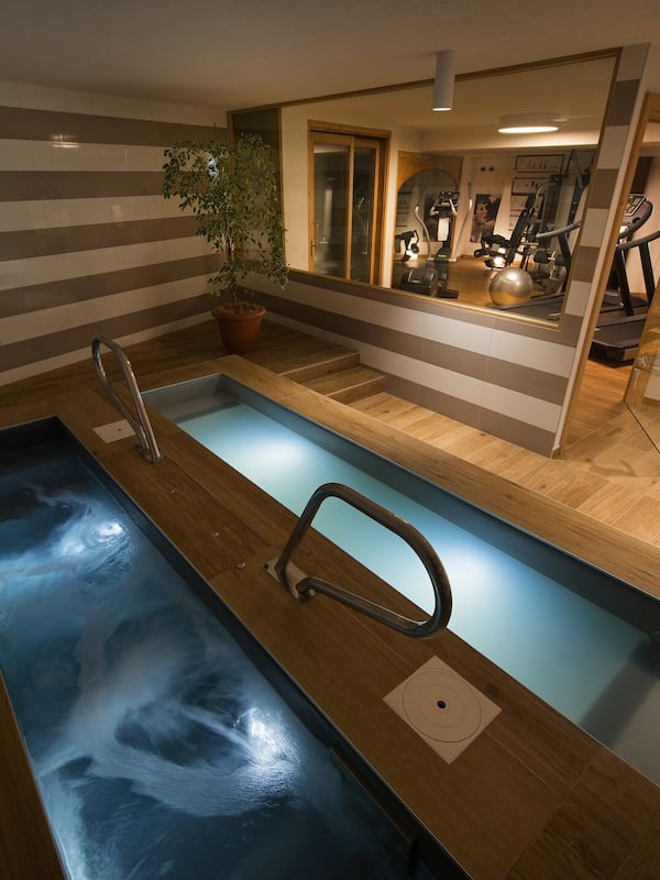 2 piscinas techadas, sillones reclinables de piscina