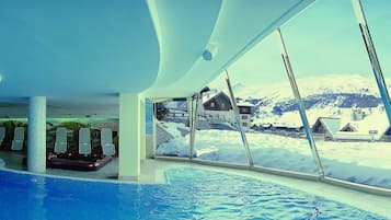 2 piscine coperte, lettini