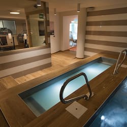 Un sauna, una bañera de hidromasaje, baño turco/hammam