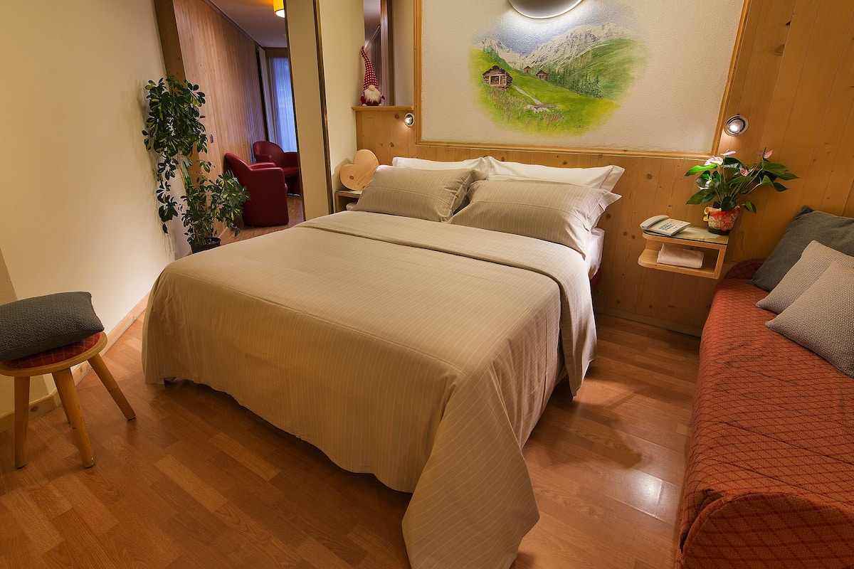 Superior Triple Room | Peralatan tempat tidur premium, tilam berlapik, bar mini