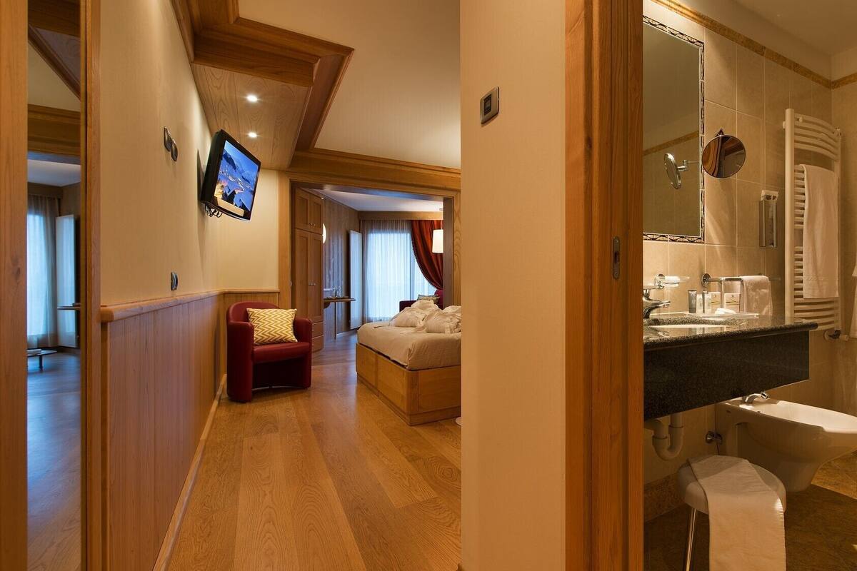 junior suite | premium bedding, pillow-top beds, minibar, in-room safe