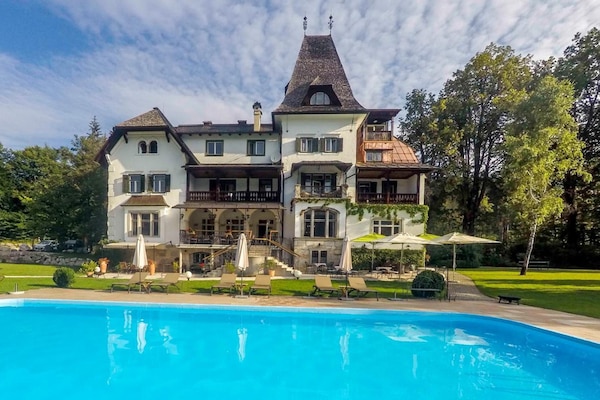 Außenpool (je nach Saison geöffnet), Sonnenschirme, Liegestühle