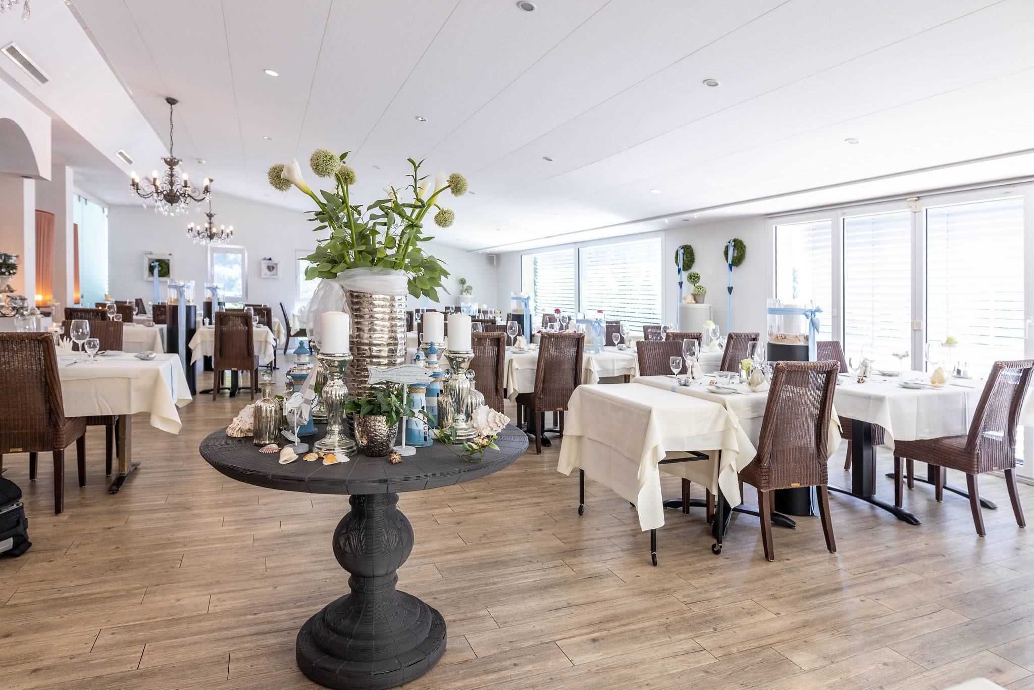 供应早餐、午餐和晚餐