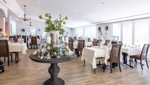 供应早餐、午餐和晚餐