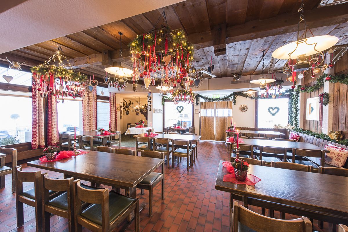 breakfast, lunch and dinner served