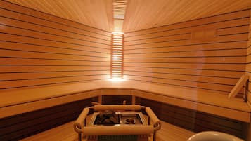 Una sauna con paredes de madera y un banco.