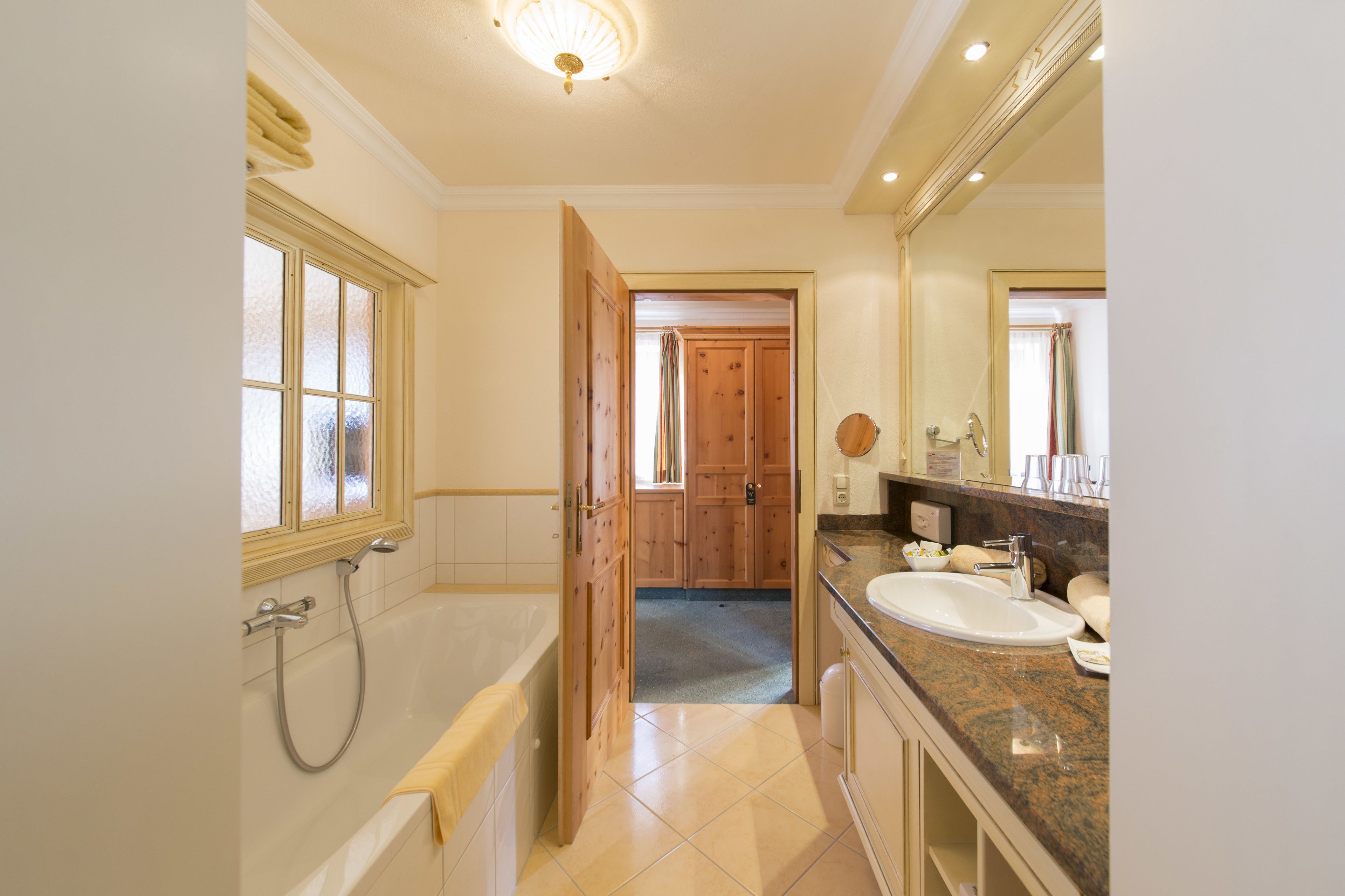 deluxe double room, balcony | bathroom | free toiletries, hair dryer, bathrobes, slippers