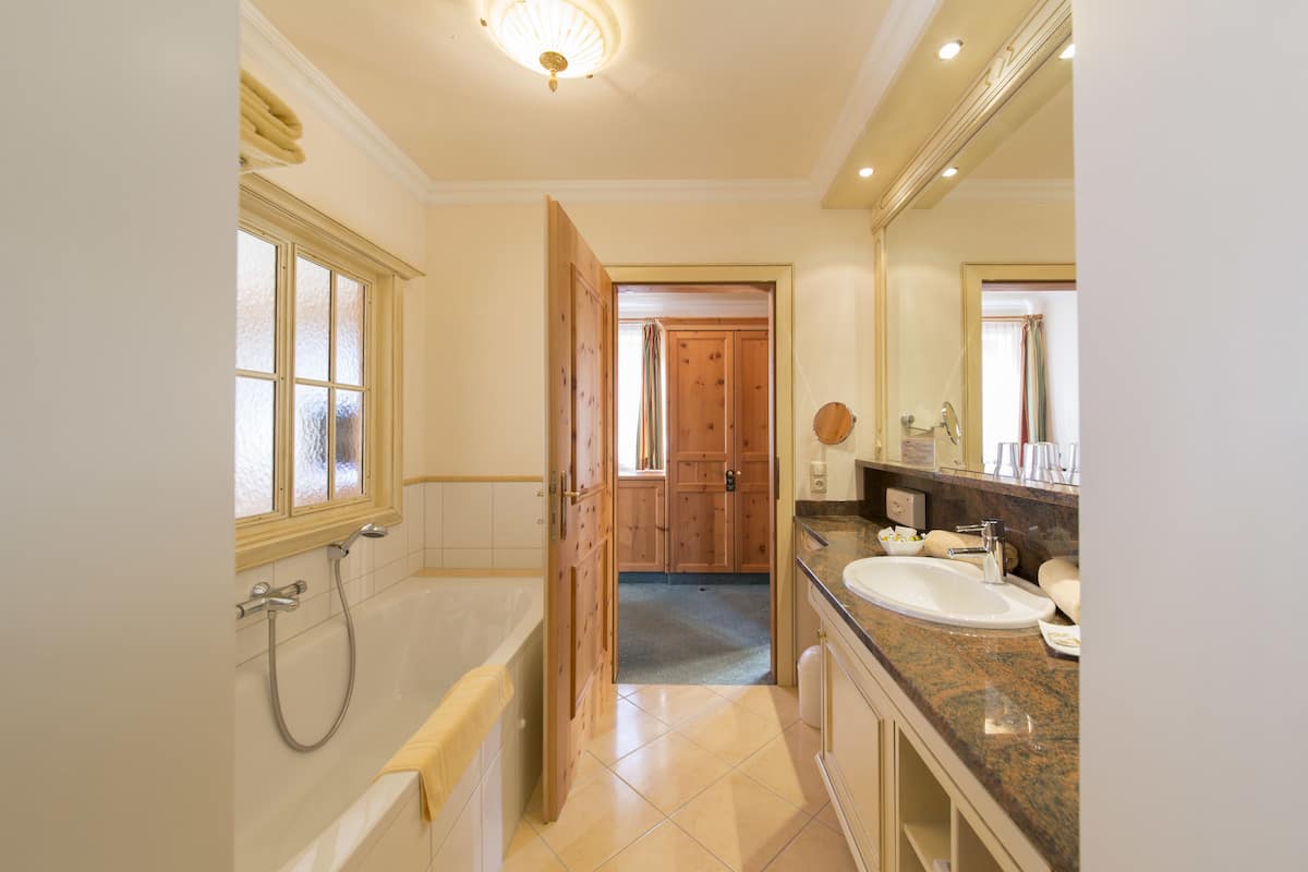 deluxe double room, balcony | bathroom | free toiletries, hair dryer, bathrobes, slippers