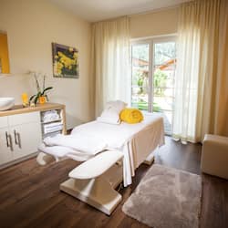 Sauna, Dampfbad, Körperbehandlungen, Aromatherapie, Warmsteinmassagen