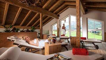 Un sauna, baño turco, tratamientos corporales, aromaterapia