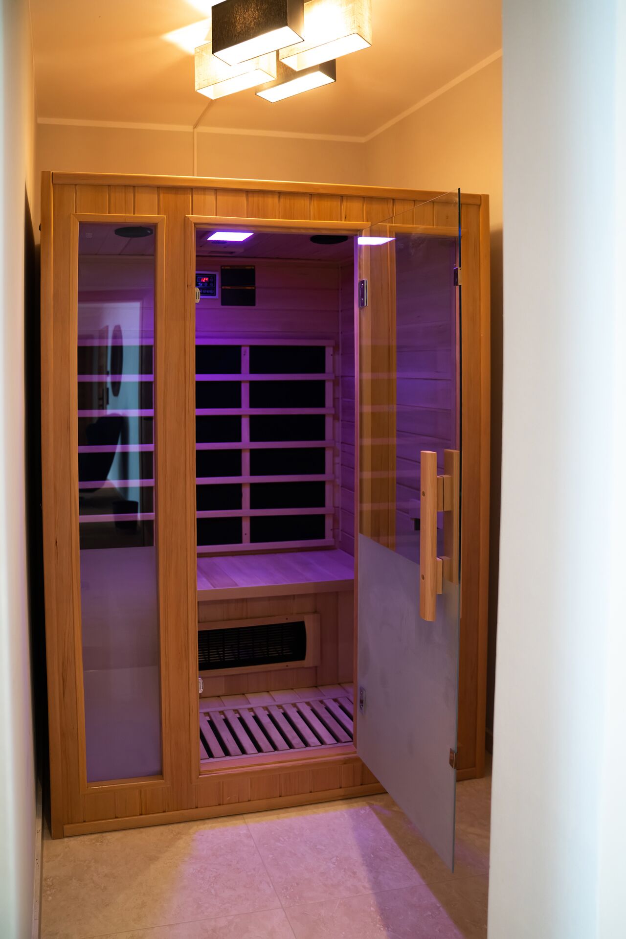 Ein begehbarer Kleiderschrank mit Schiebetüren, einer eingebauten Bank und einem Regal.