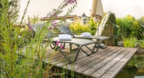 Una piscina techada, una piscina al aire libre