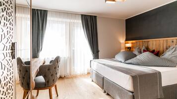 Junior-Suite | Hochwertige Bettwaren, Zimmersafe, Schreibtisch, VerdunkelungsvorhÀnge