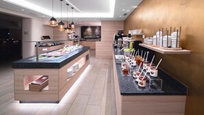 A modern breakfast bar with a variety of food items and beverages. - Alpen Adria Hotel & Spa (Hermagor-Pressegger See)