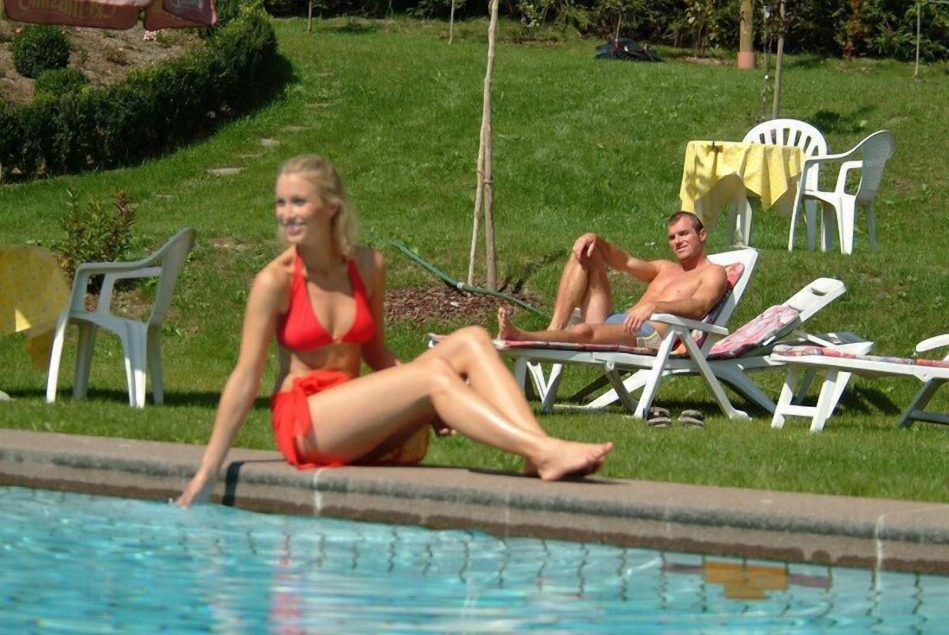 Innenpool, Außenpool, Liegestühle