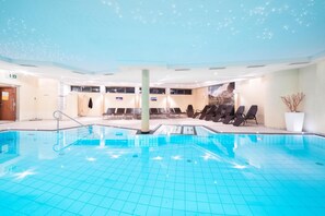 屋内プール、屋外プール、サンラウンジャー
