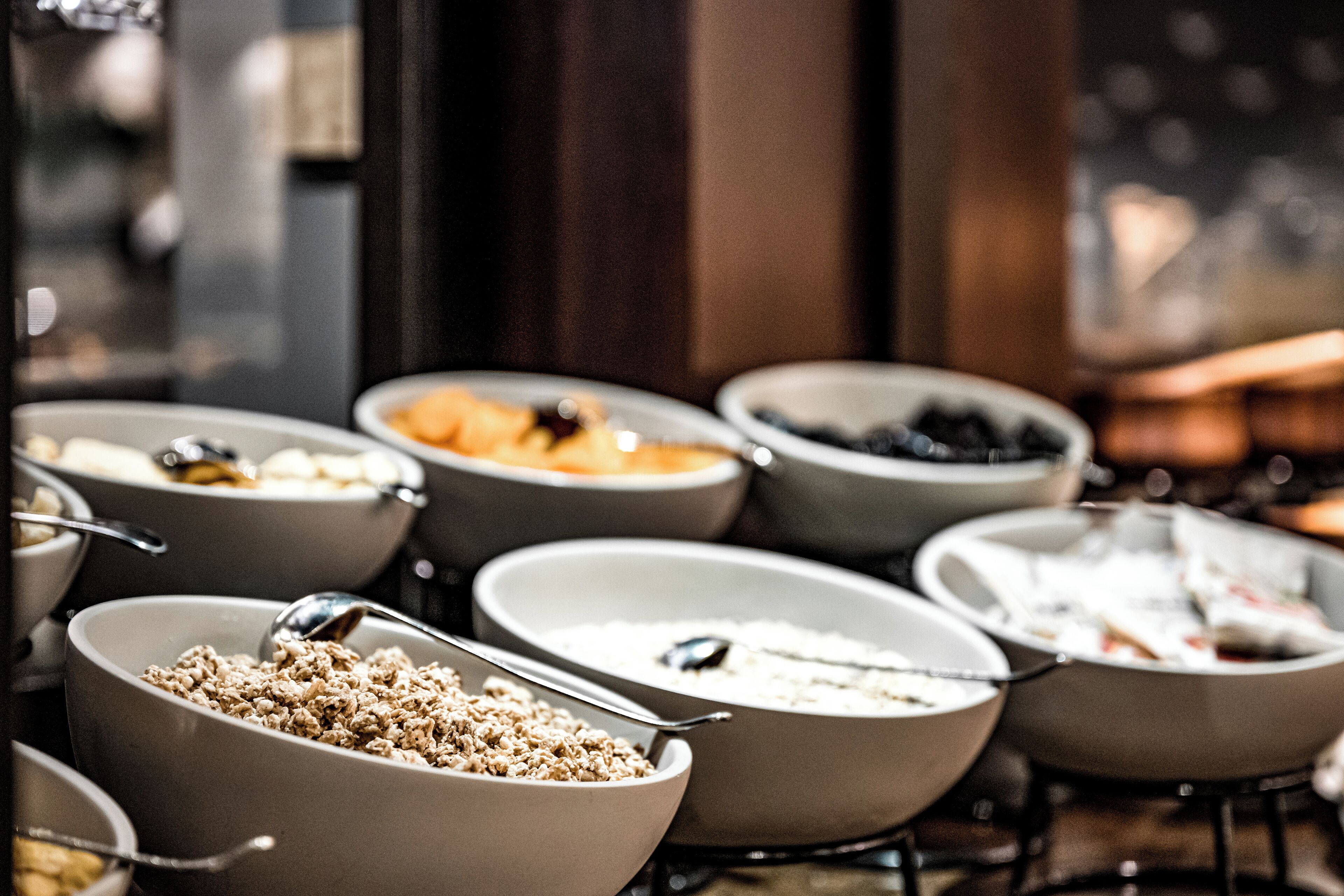 Un bufé de desayuno con diversas opciones de comida en cuencos.