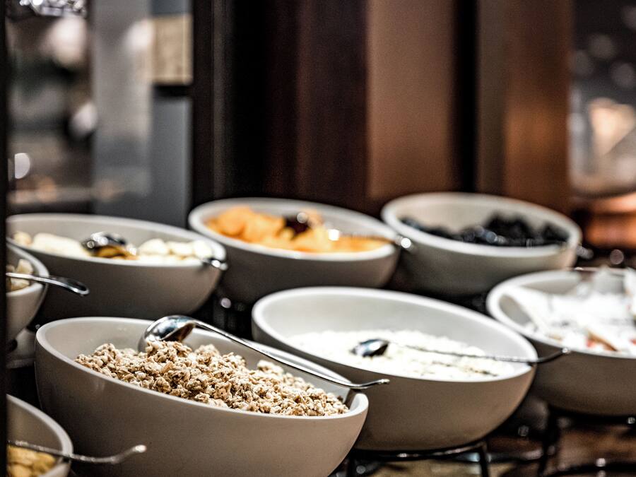 Un bufé de desayuno con diversas opciones de comida en cuencos.