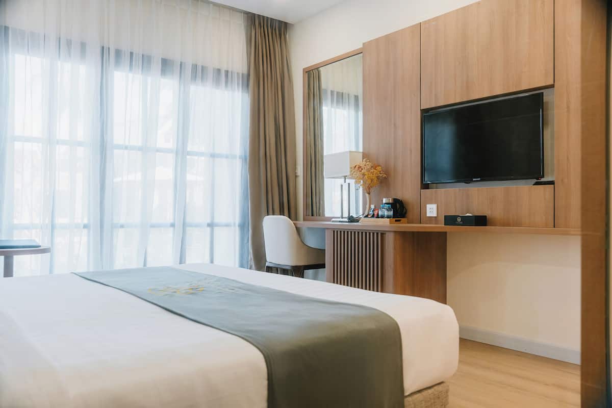 Deluxe Double Room, 1 Bedroom, Pool View | Minibar, in-room safe, free WiFi, bed sheets